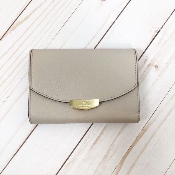 kate spade Handbags - The Kate Spade New York continental wallet is a st